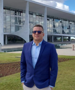 pesquisador Milton Vinicius Morais de Lima posa, de terno, na frente do palácio da alvorada