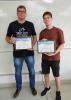 Prof. Lucas e Aluno Diego seguram prêmio de melhor trabalho